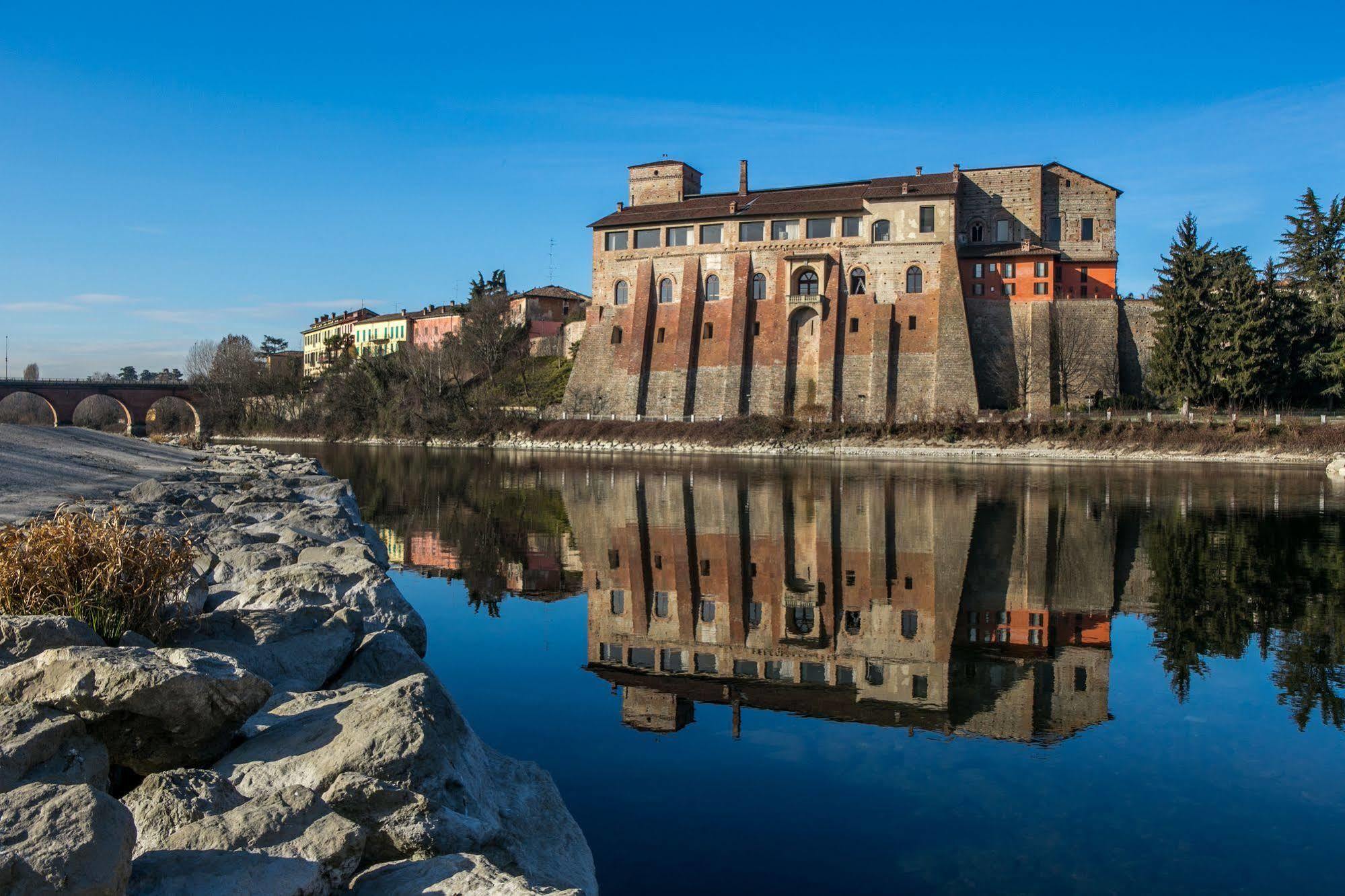 Castello Visconteo Hotel Cassano D'adda Bagian luar foto